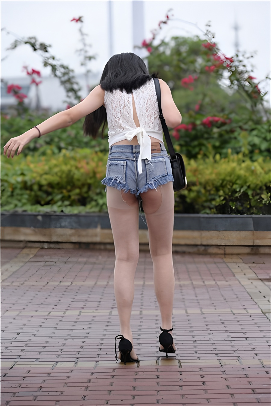 热裤牛仔小姐姐【套图+视频】