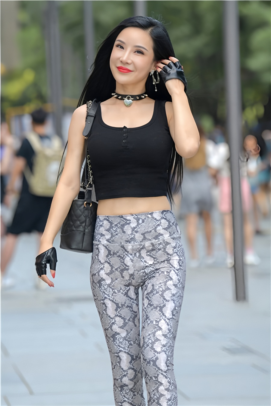 蛇皮紧身裤小姐姐【套图+视频】