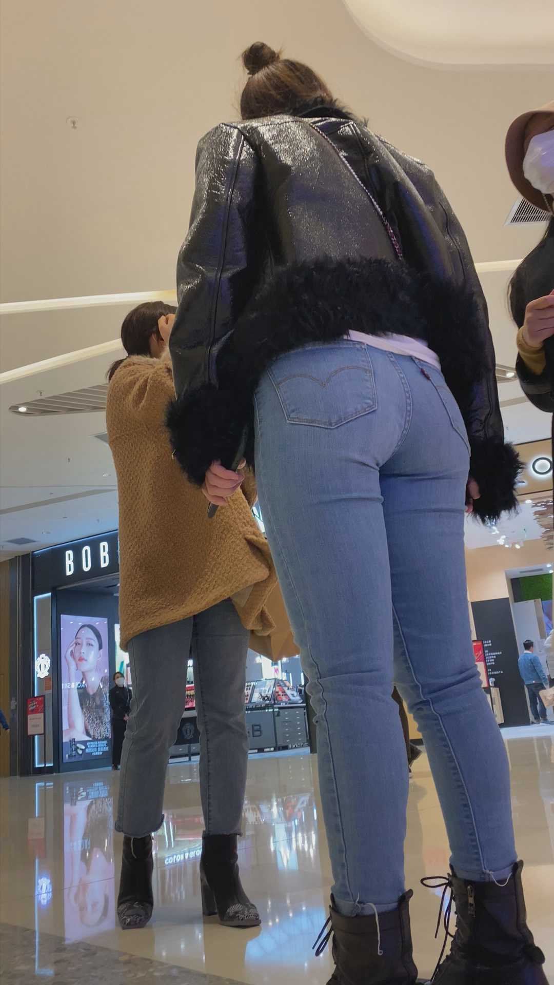 紧身饱满圆润翘臀金三角熟女（积分162）