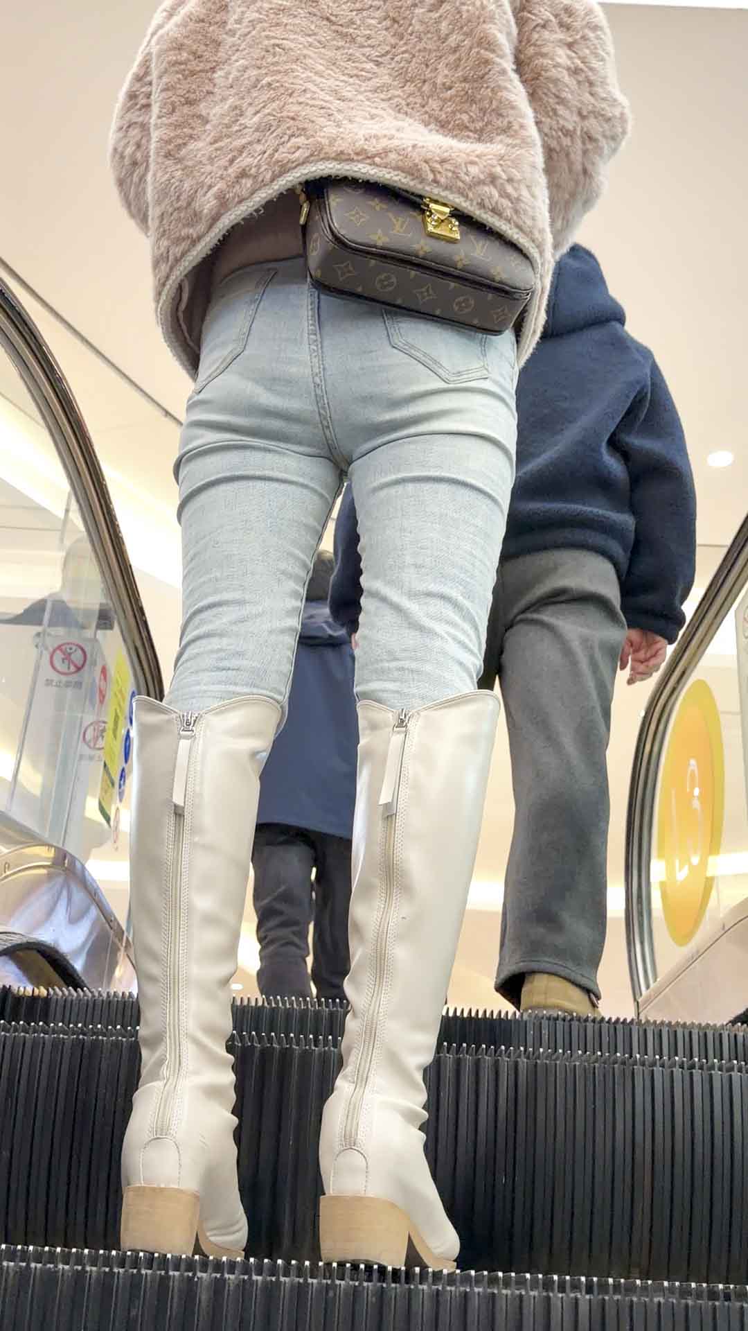 包臀灰牛仔紧身少妇（积分135）