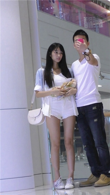 【魔兽君子作品】极品白色热裤长腿美眉[MP4/765MB]