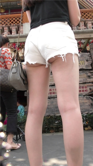 【魔兽君子】旅游区白热裤性感月牙美女[MP4/825MB]