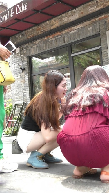 【魔兽君子】旅游区白热裤性感月牙美女[MP4/825MB]