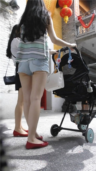 【魔兽君子作品】推着婴儿车的红鞋短裤小shaofu[MP4/761MB]