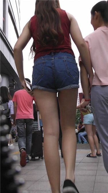 【魔兽君子作品】高挑牛仔热裤长腿美眉[MP4/864MB]