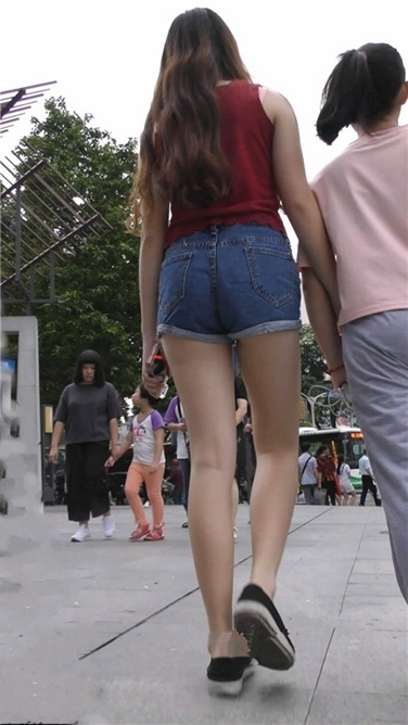 【魔兽君子作品】高挑牛仔热裤长腿美眉[MP4/864MB]