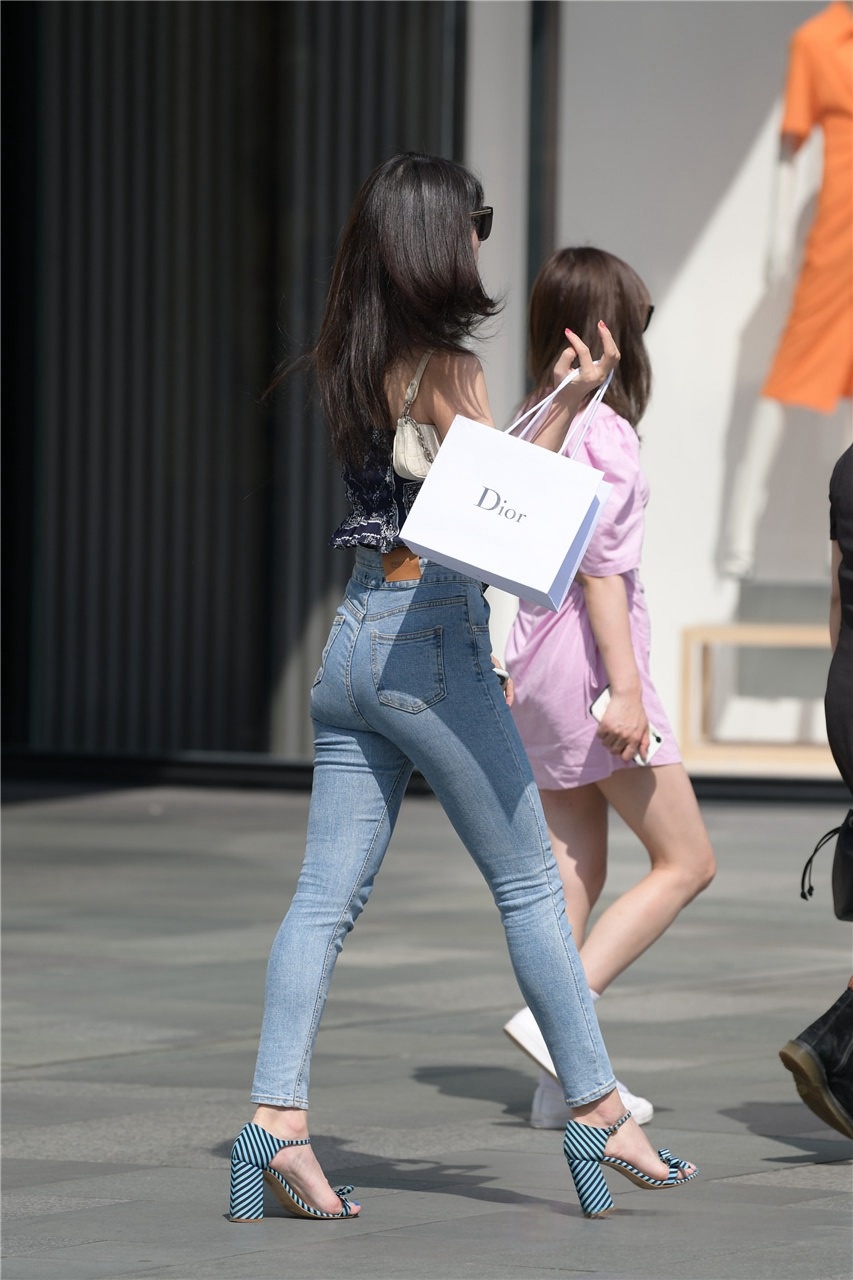 紧绷的牛仔裤美女[ 153P/3.01G]