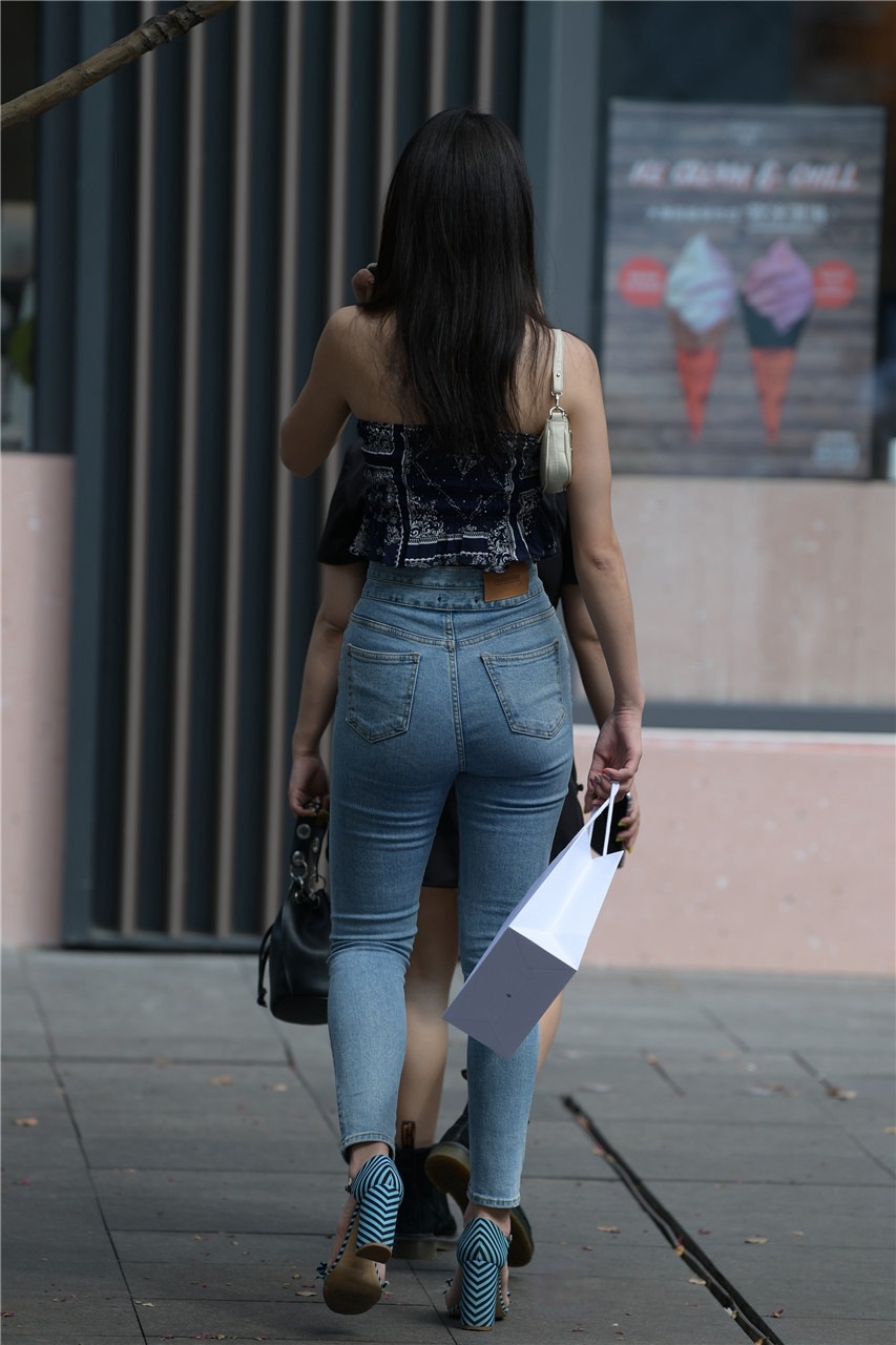 紧绷的牛仔裤美女[ 153P/3.01G]