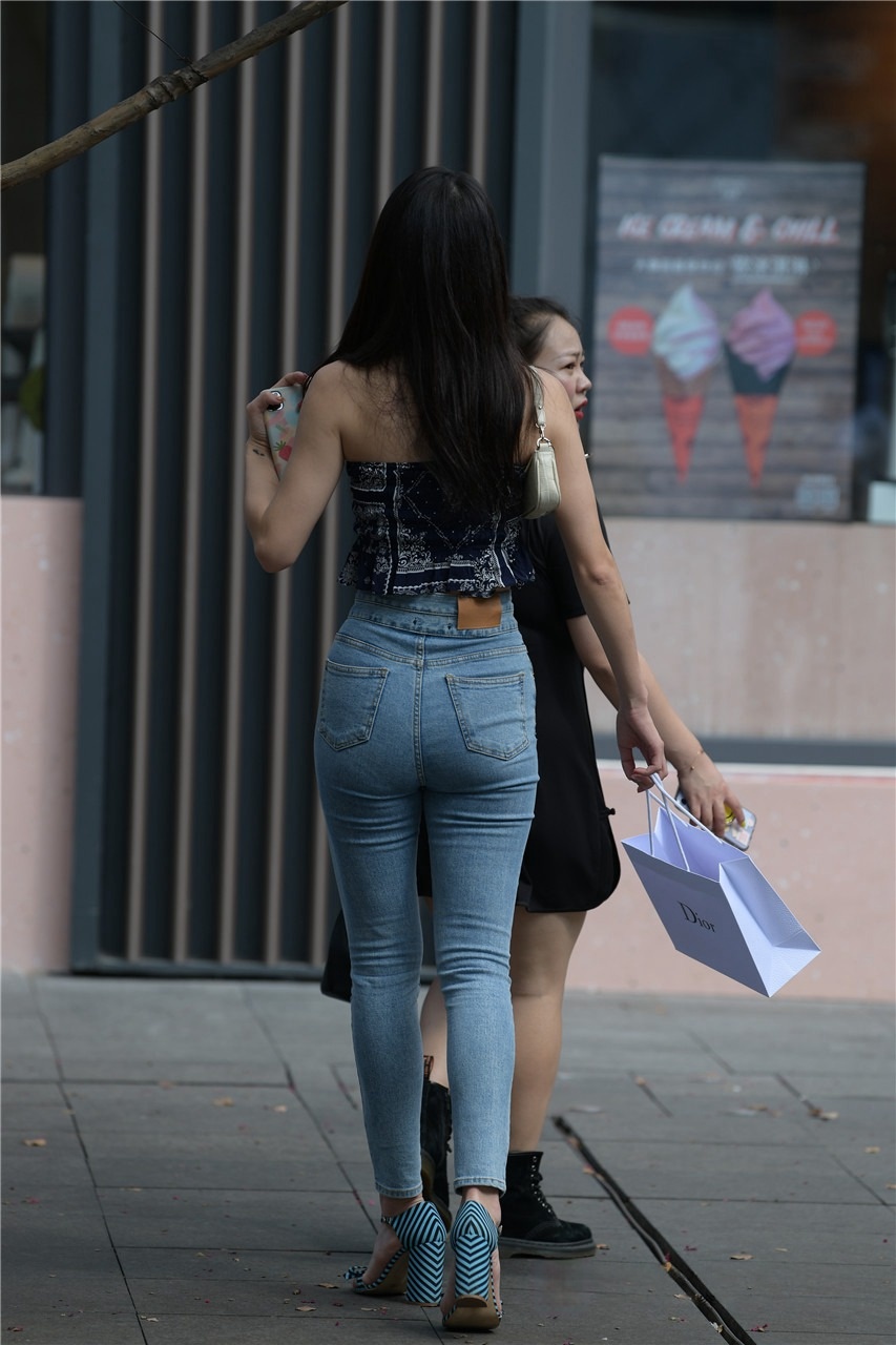 紧绷的牛仔裤美女[ 153P/3.01G]