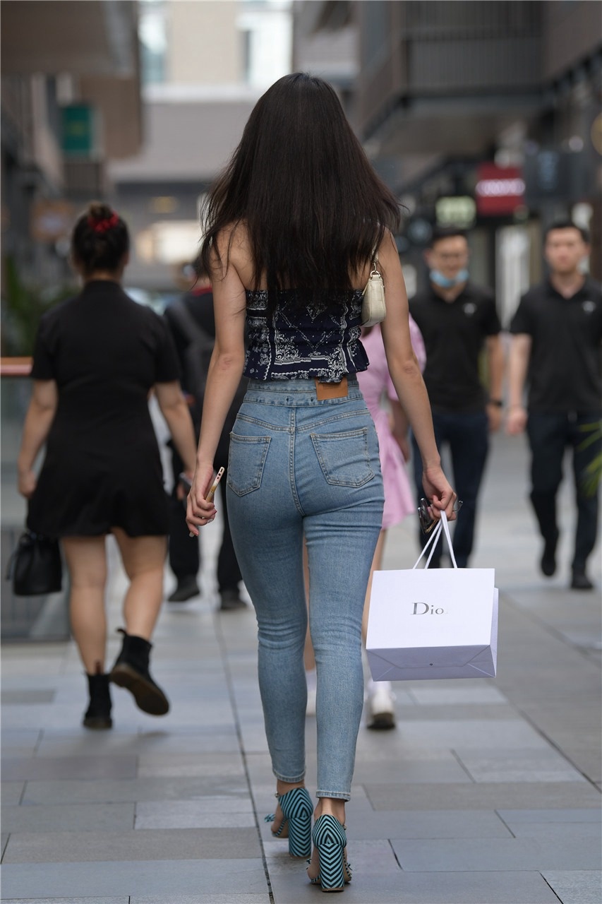 紧绷的牛仔裤美女[ 153P/3.01G]