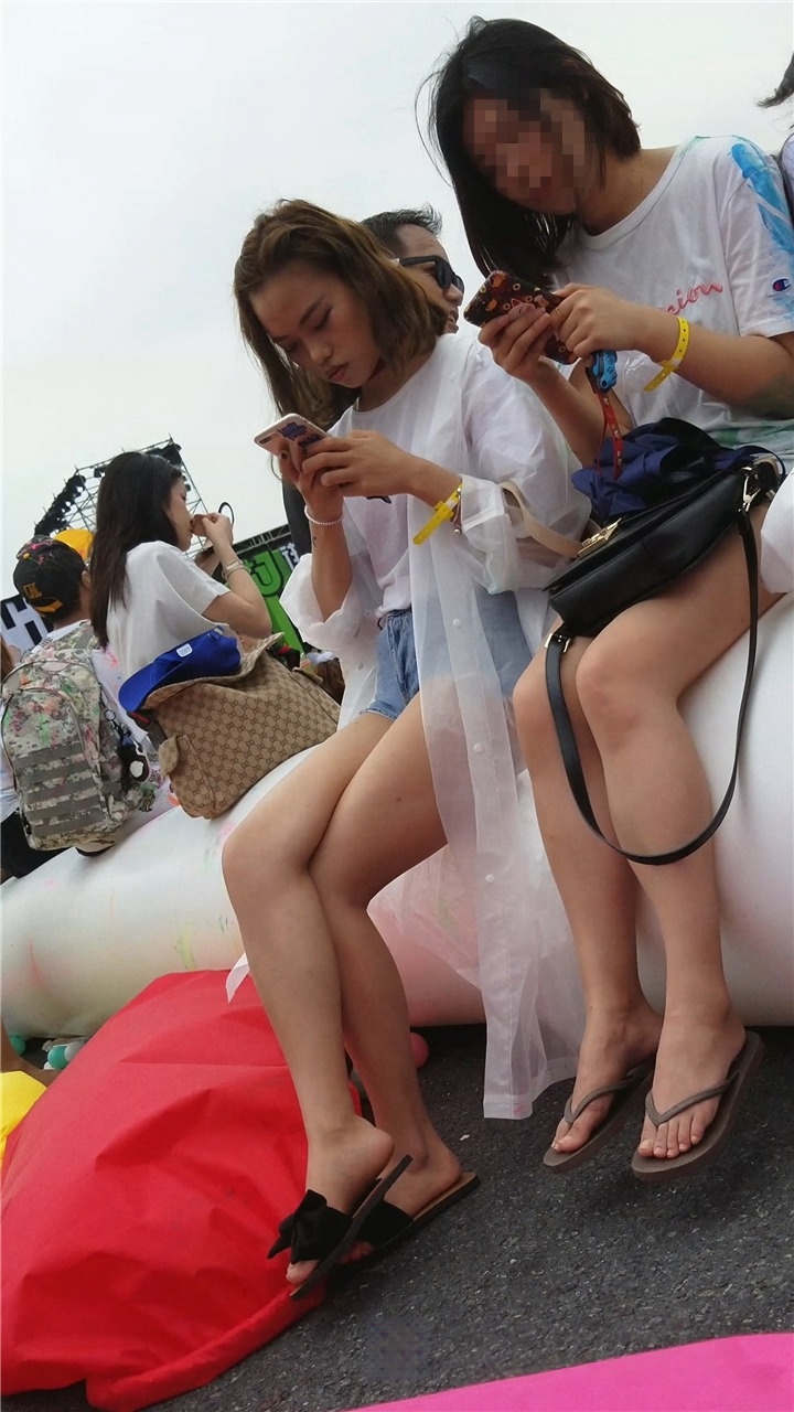 4K-一对玩手机的女孩[577M/MP4]