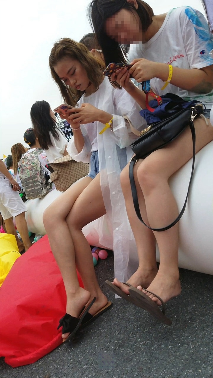 4K-一对玩手机的女孩[577M/MP4]