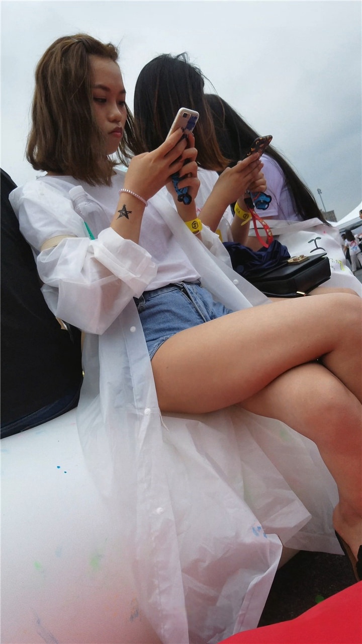 4K-一对玩手机的女孩[577M/MP4]