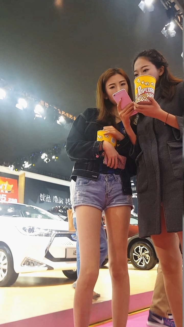 极品长腿街拍热裤时尚美女[513M/MP4]