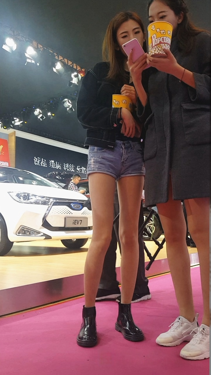 极品长腿街拍热裤时尚美女[513M/MP4]