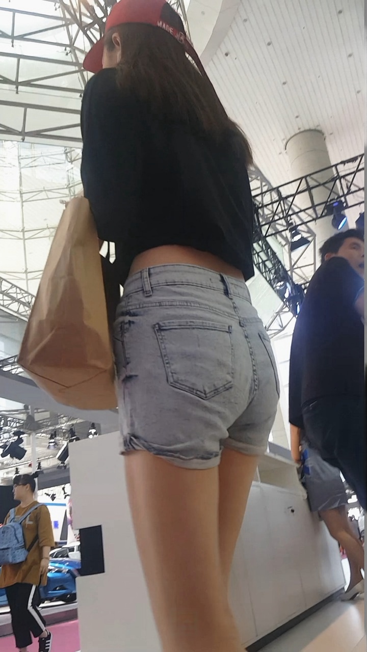 极品长腿街拍热裤时尚美女[513M/MP4]