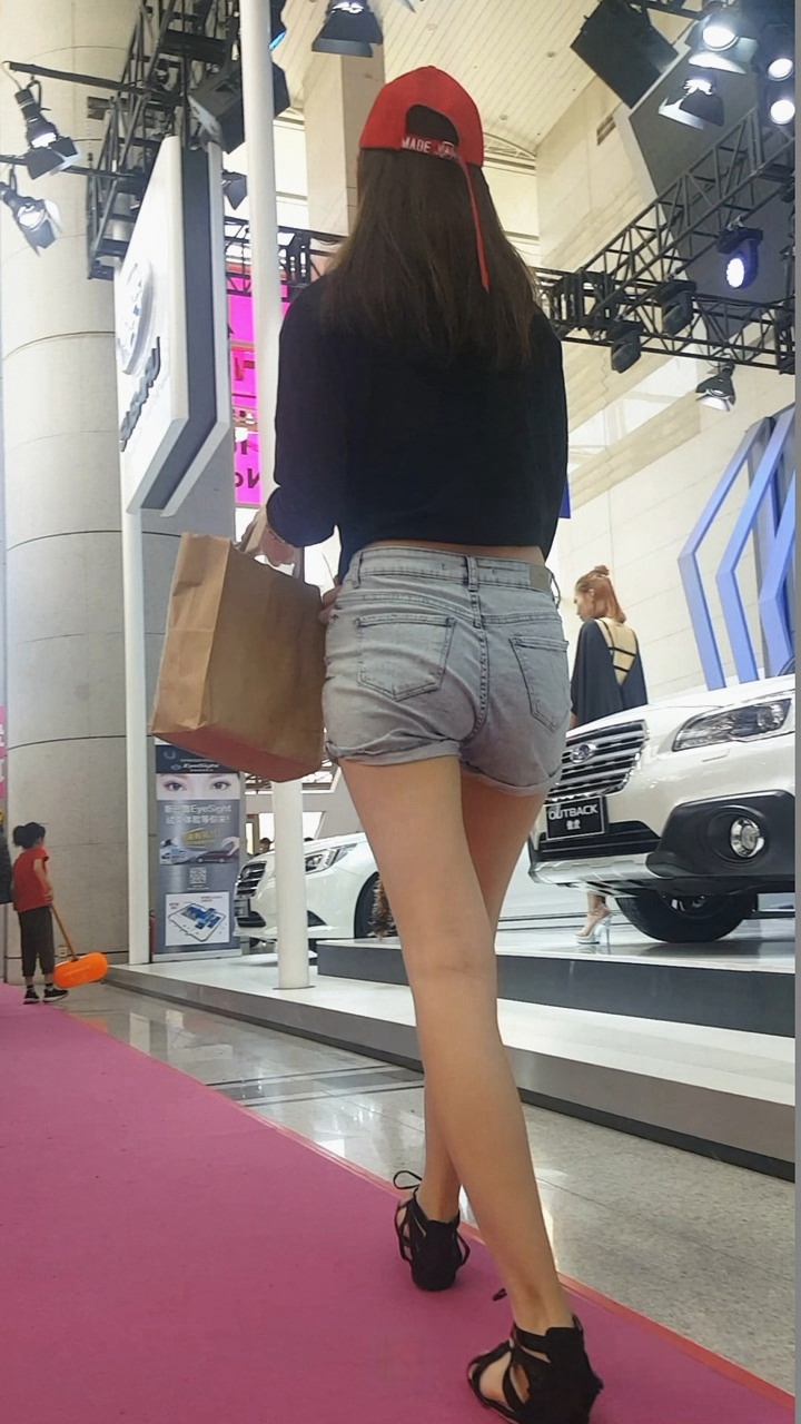 极品长腿街拍热裤时尚美女[513M/MP4]