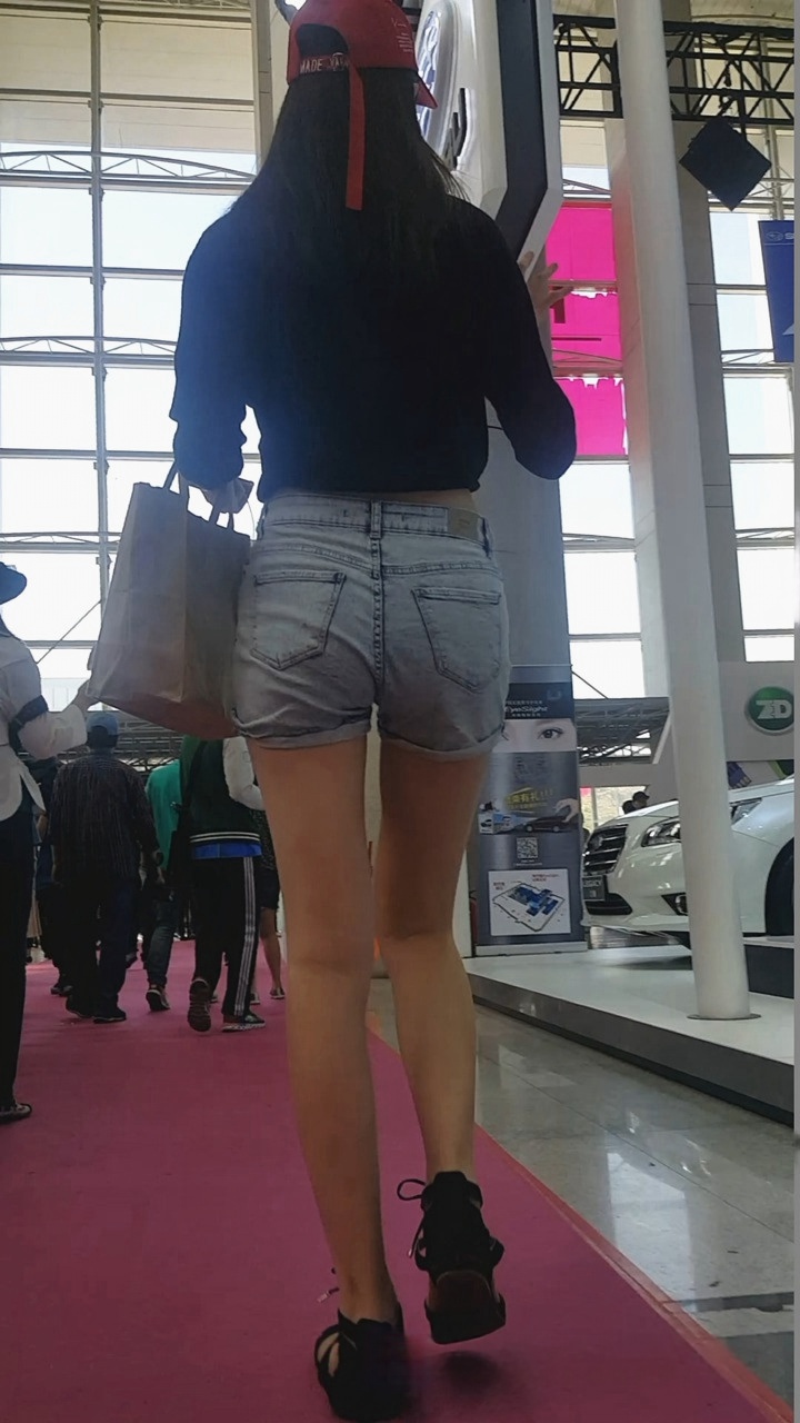 极品长腿街拍热裤时尚美女[513M/MP4]