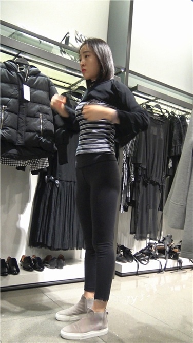 4K超清！超极品轻盈紧身瑜伽裤翘臀美女试衣服【MP4/3GB】