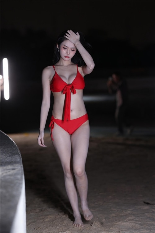 夜拍红色比基尼美女(140P)[1.06G/JPG]