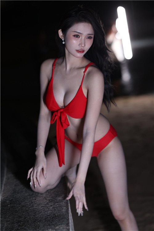夜拍红色比基尼美女(140P)[1.06G/JPG]