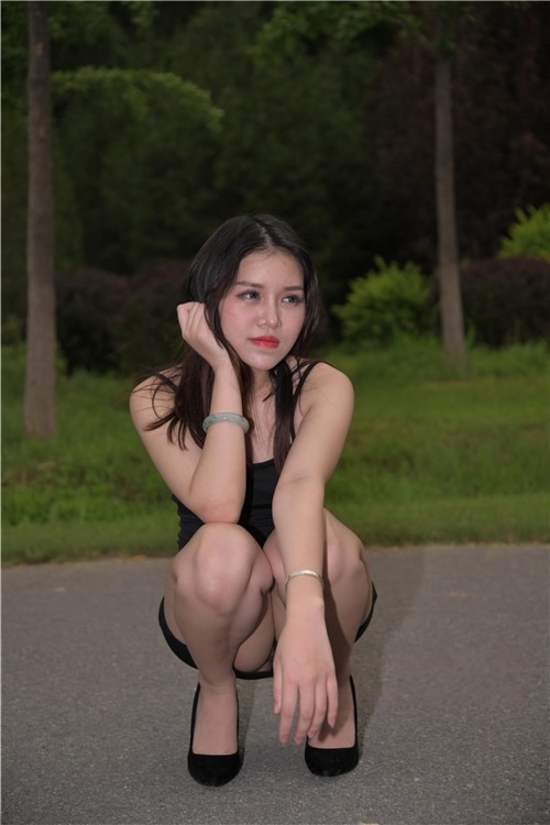 性感的黑色包臀裙小姐姐(101P)[2.35G/JPG]