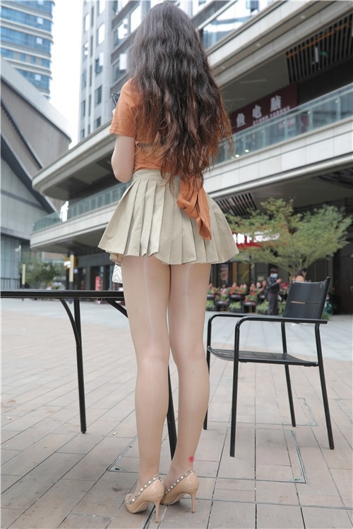 百褶裙美女【套图+视频】