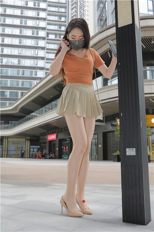 百褶裙美女【套图+视频】