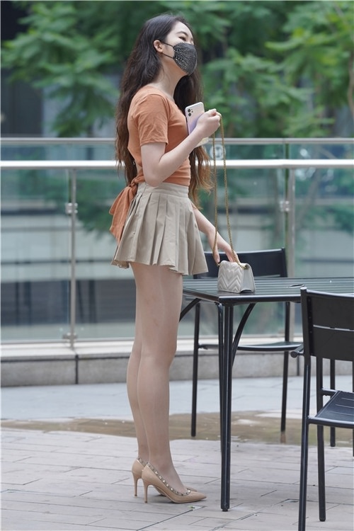 百褶裙美女【套图+视频】