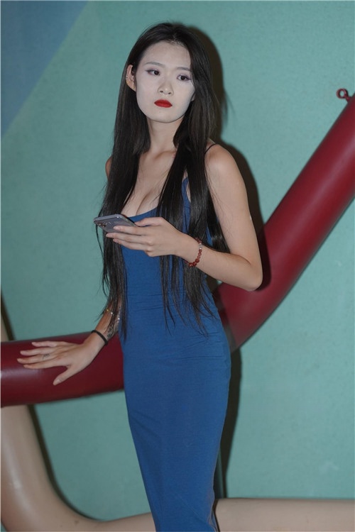 蓝色吊带长裙美女【套图+视频】