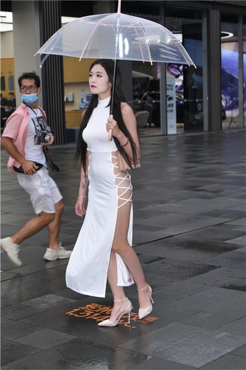 打着伞的漂亮性感美女【套图+视频】