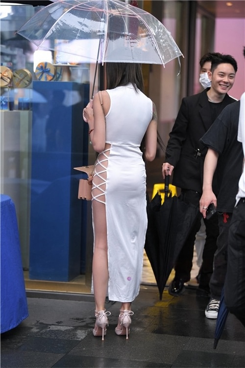 打着伞的漂亮性感美女【套图+视频】