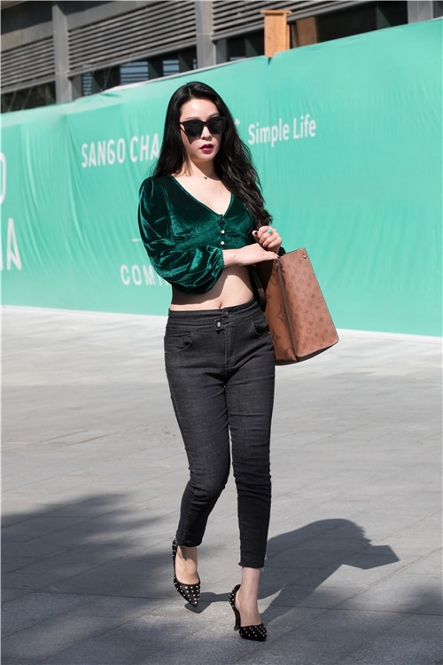 白嫩美女【套图+视频】