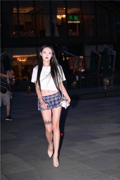 漂亮的短裙小姐姐【套图+视频】