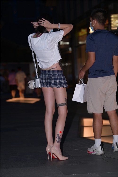 漂亮的短裙小姐姐【套图+视频】