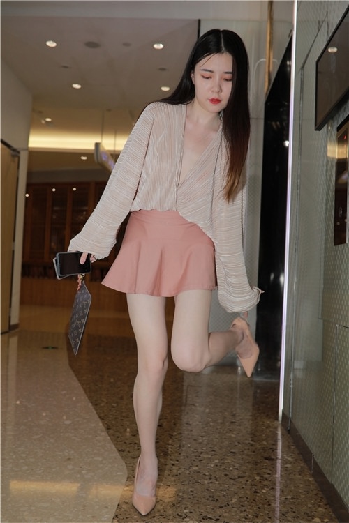 可爱的粉色短裙小姐姐【套图+视频】