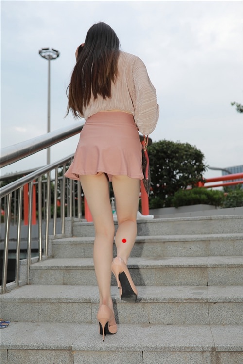 可爱的粉色短裙小姐姐【套图+视频】