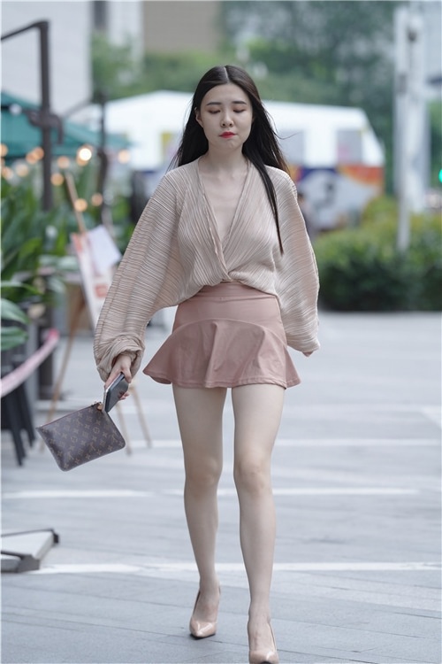 可爱的粉色短裙小姐姐【套图+视频】