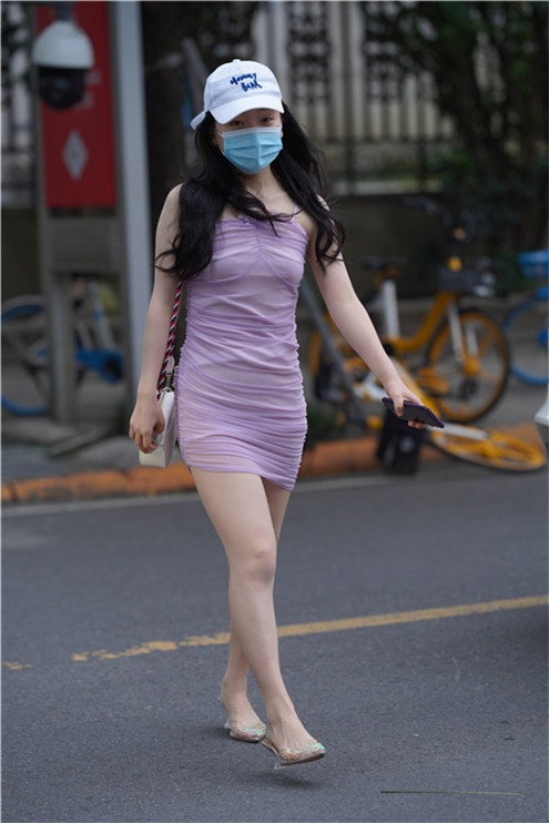 漂亮的吊带小姐姐【套图+视频】