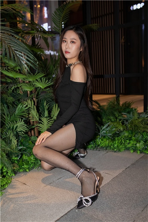 黑丝长发美女【套图+视频】