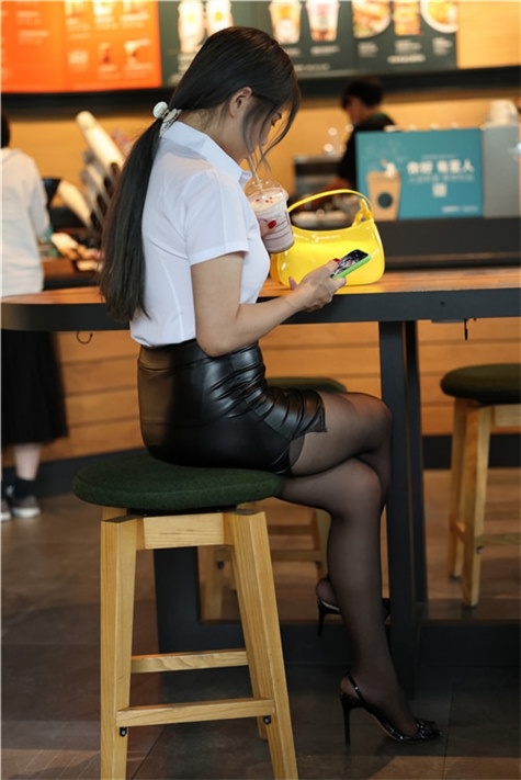 黑丝皮裤妹子【套图+视频】