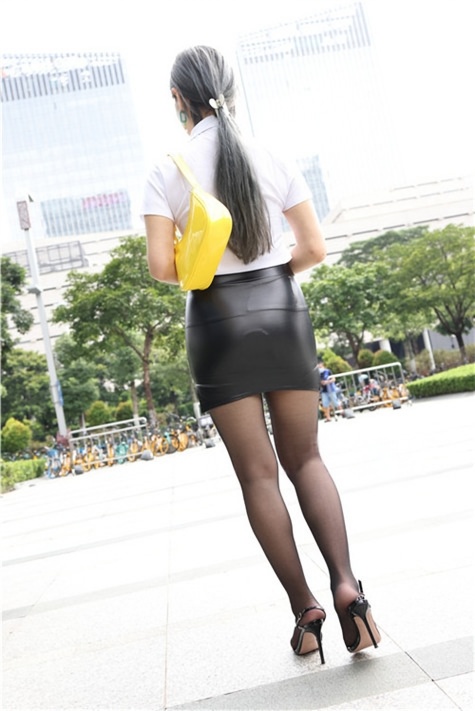 黑丝皮裤妹子【套图+视频】