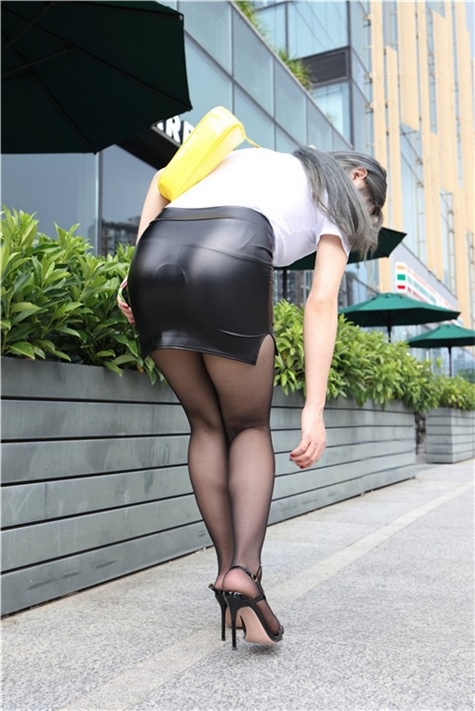 黑丝皮裤妹子【套图+视频】