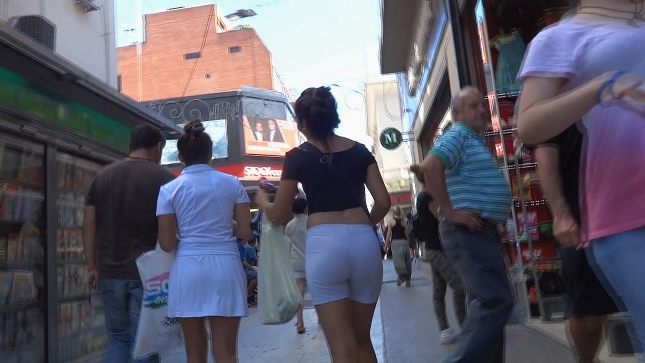 街拍洋妞紧身短裤，漂亮的翘PG[137M/M2TS]