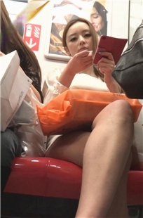 坐地铁遇到极品长腿美女，太销魂了[1.29G/M2TS]