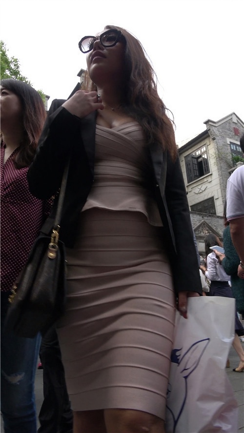 紧身包臀裙妹子[1.86G/MP4]