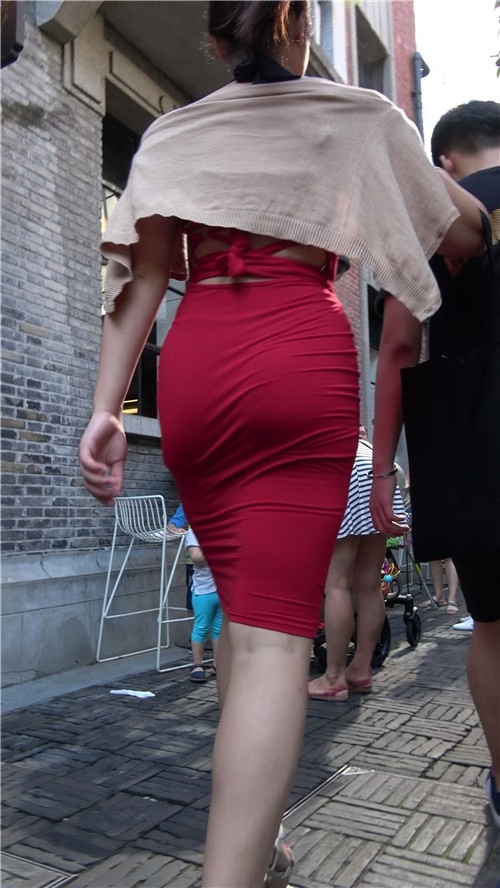 凹凸有致的红色包臀裙小姐姐[1.9G/MP4]