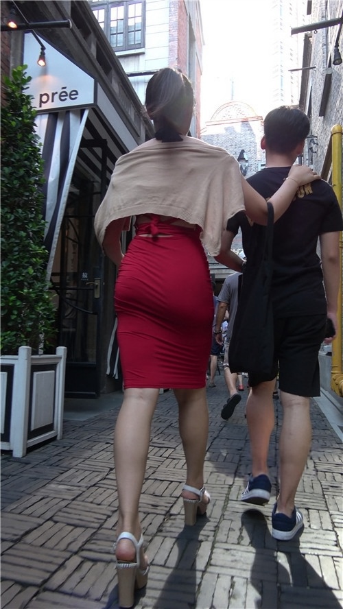 凹凸有致的红色包臀裙小姐姐[1.9G/MP4]