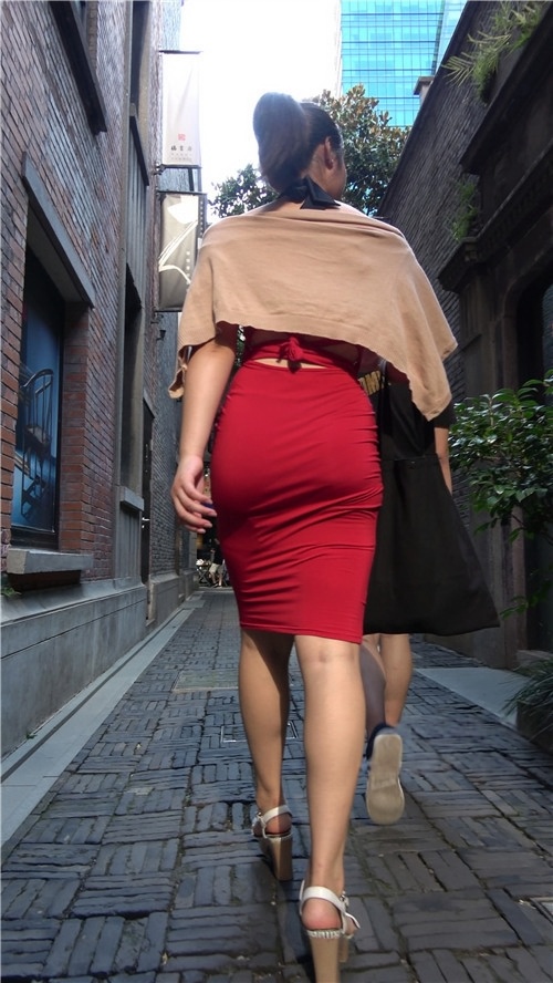 凹凸有致的红色包臀裙小姐姐[1.9G/MP4]