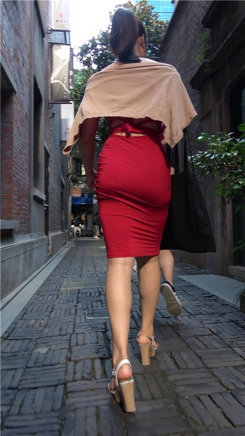 凹凸有致的红色包臀裙小姐姐[1.9G/MP4]
